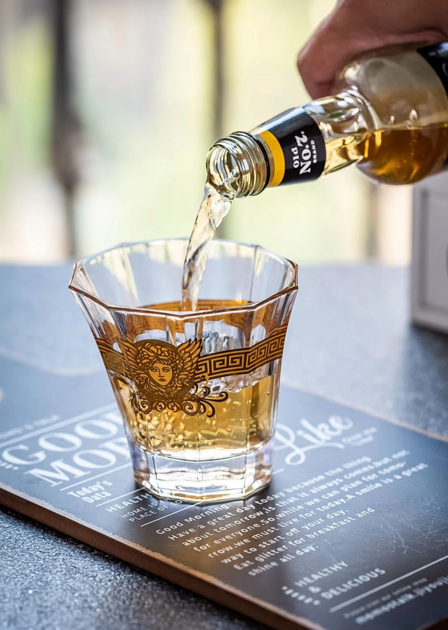 Medusa Gold Head Painted Whisk - Wine To Beer To Liquor recensione e prezzo