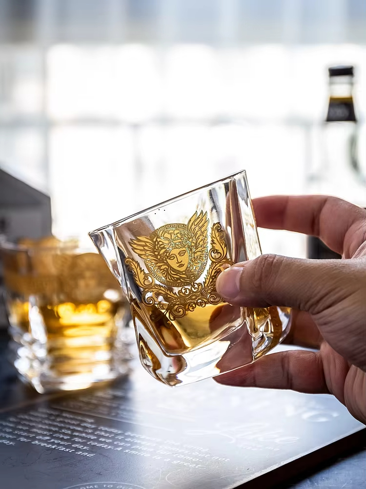 Medusa Gold Head Painted Whisk - Wine To Beer To Liquor recensione e prezzo